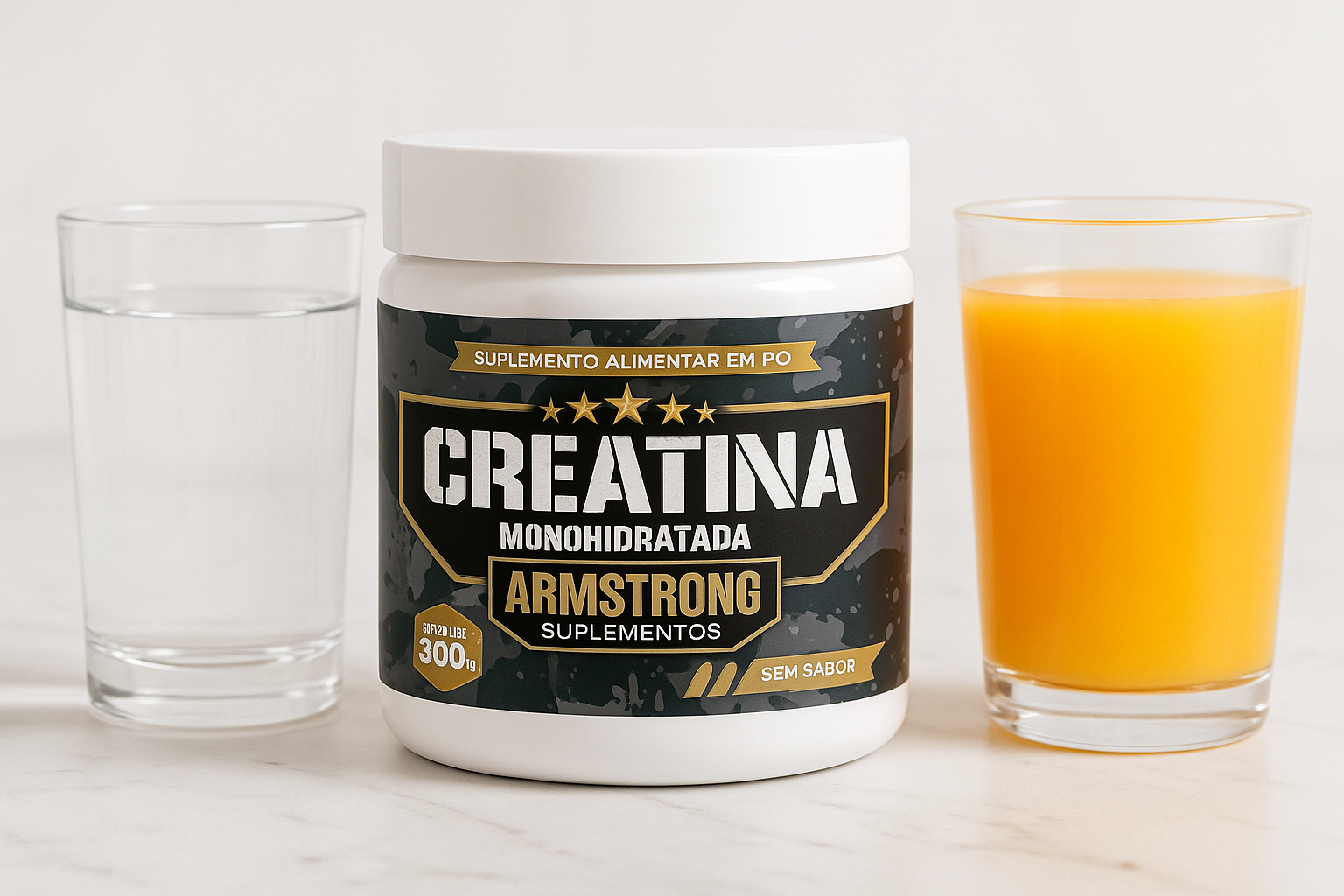 Creatina com água ou suco - pote Armstrong entre copo d'água e suco de laranja